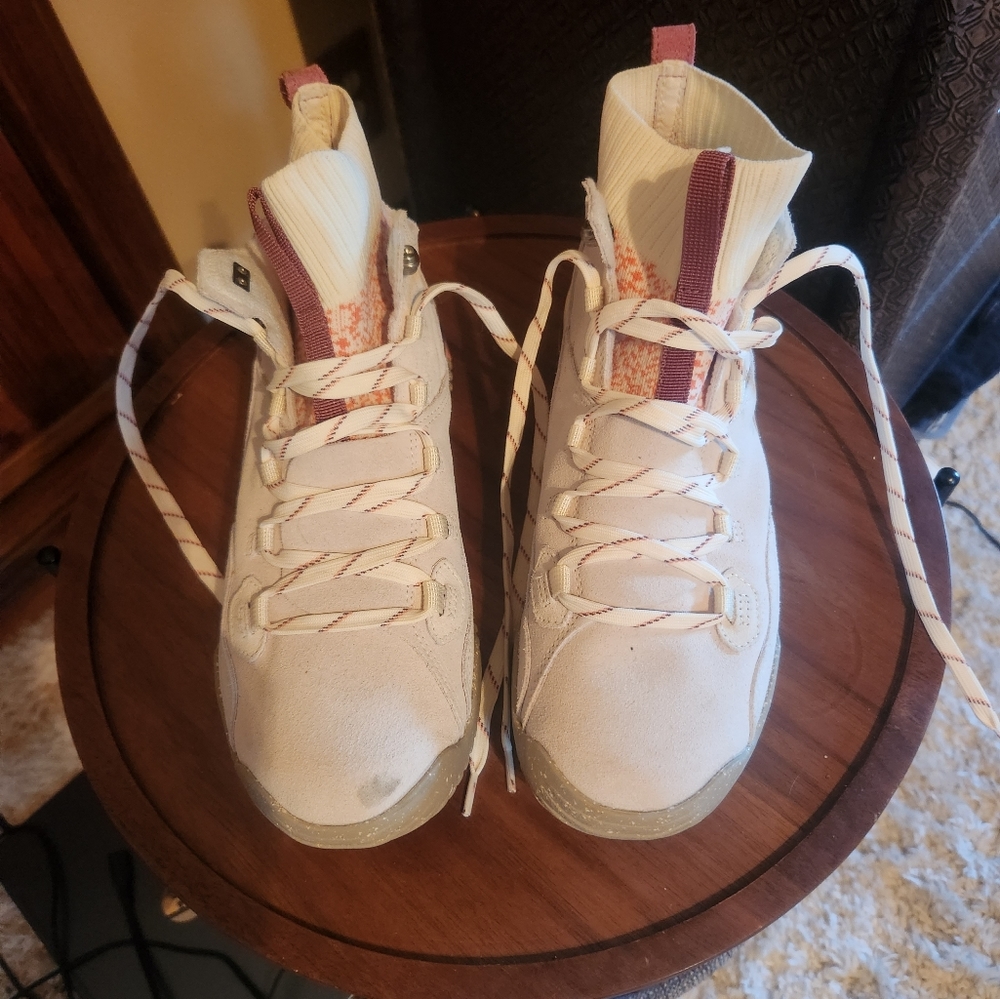 Woman's Northface Hiking Tennis shoe